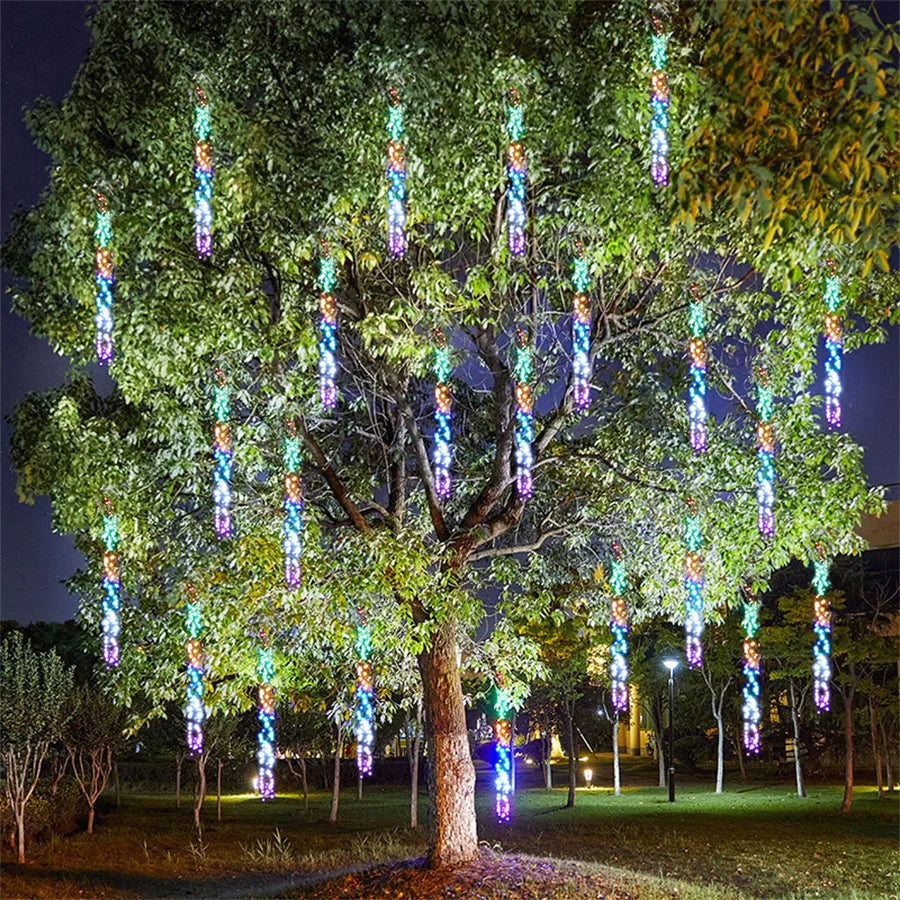 Vue rapprochée des guirlandes LED illuminant un jardin