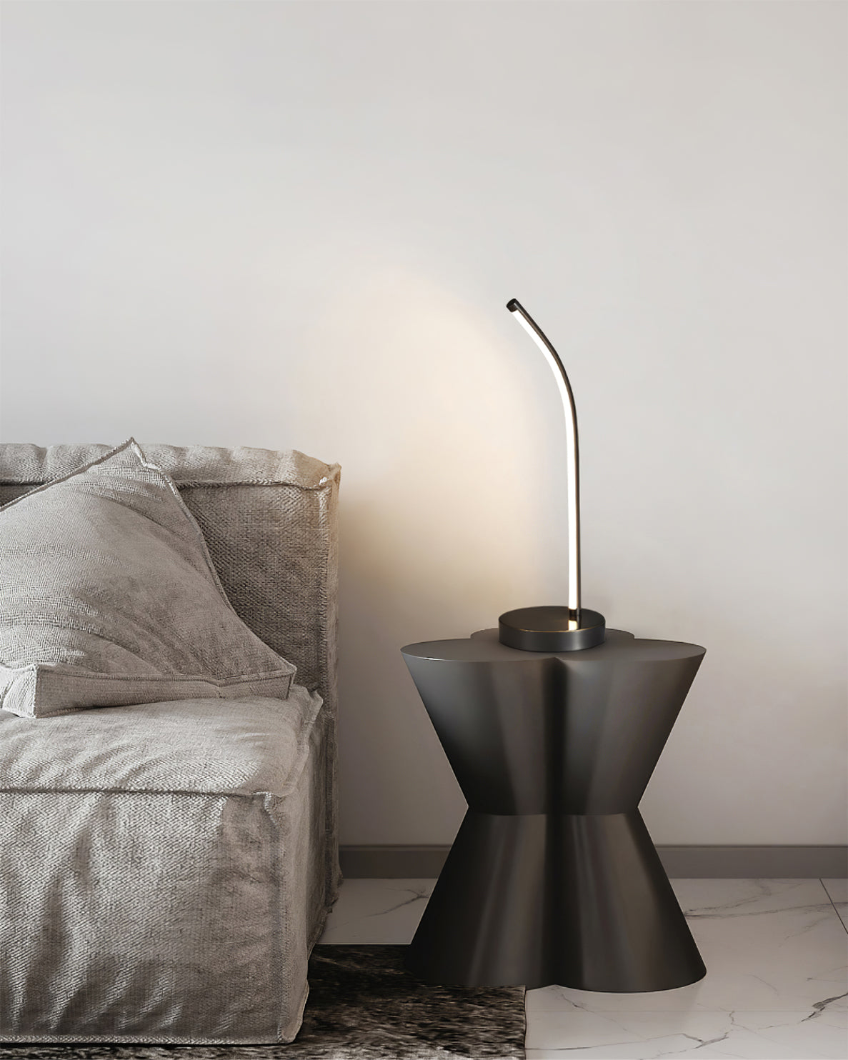 Lampe LED allumée, éclairant un espace de travail