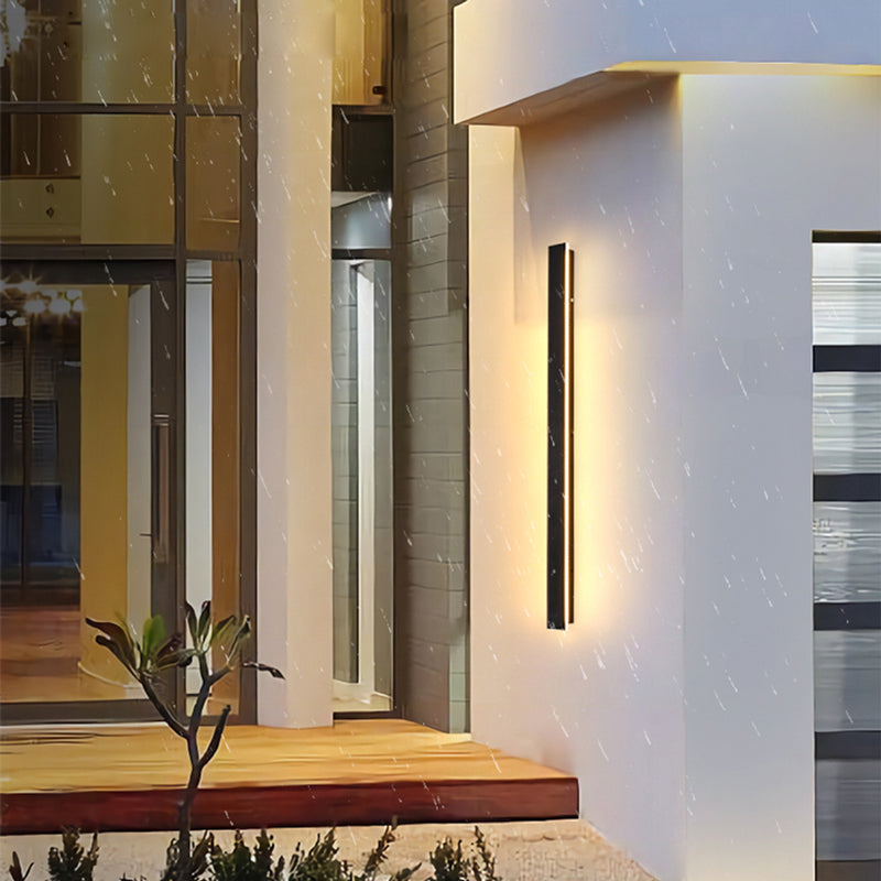 Applique LED noire éclairant un couloir extérieur