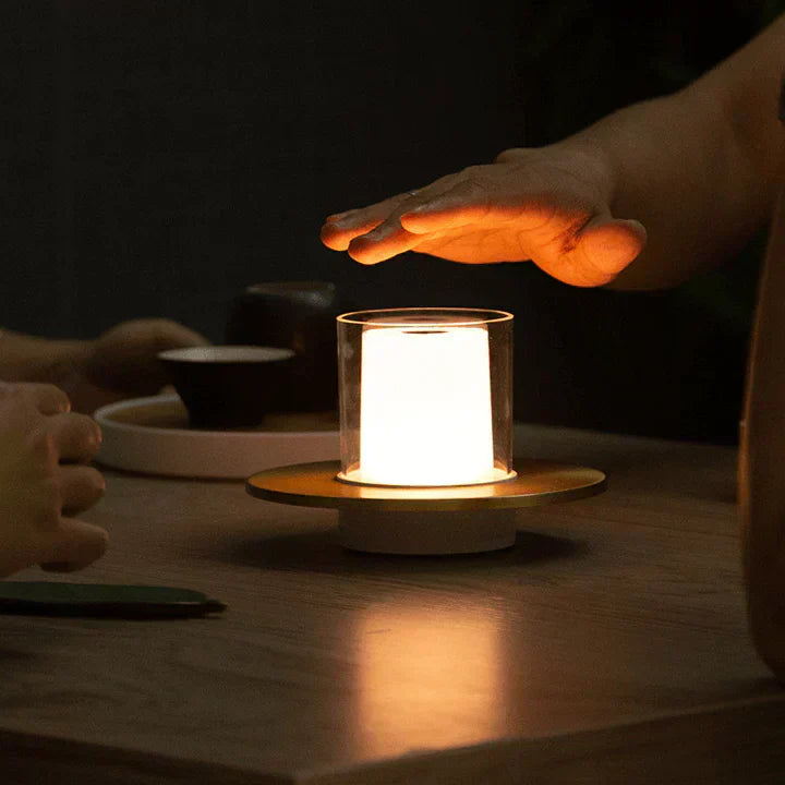 Lampe éteinte, mettant en valeur sa forme circulaire