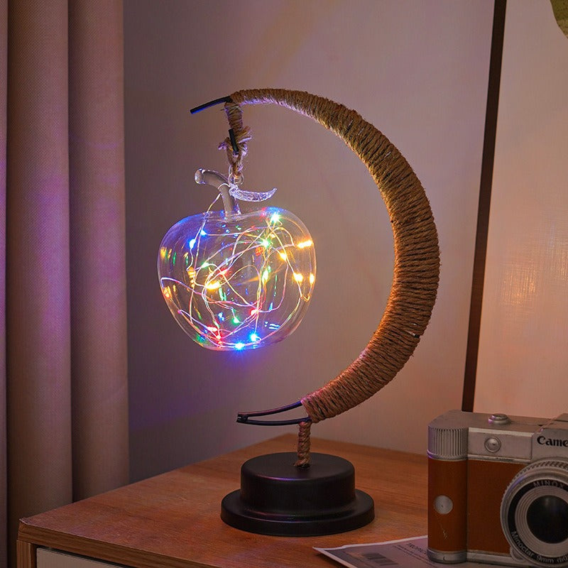 Lampe lunaire diffusant une lumière chaude dans une chambre