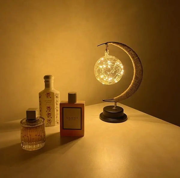 Lampe lunaire émettant une lumière chaude dans un salon