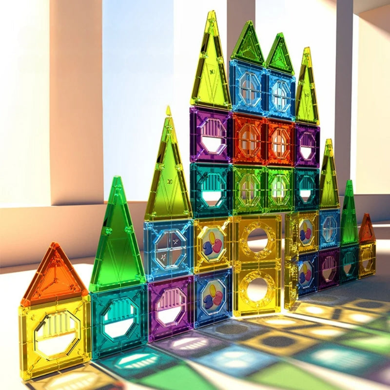 Gros plan sur des tuiles connectées illuminées en forme de pyramide