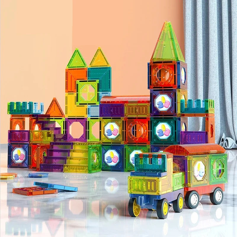 Enfant assemblant des tuiles lumineuses sur une table en bois