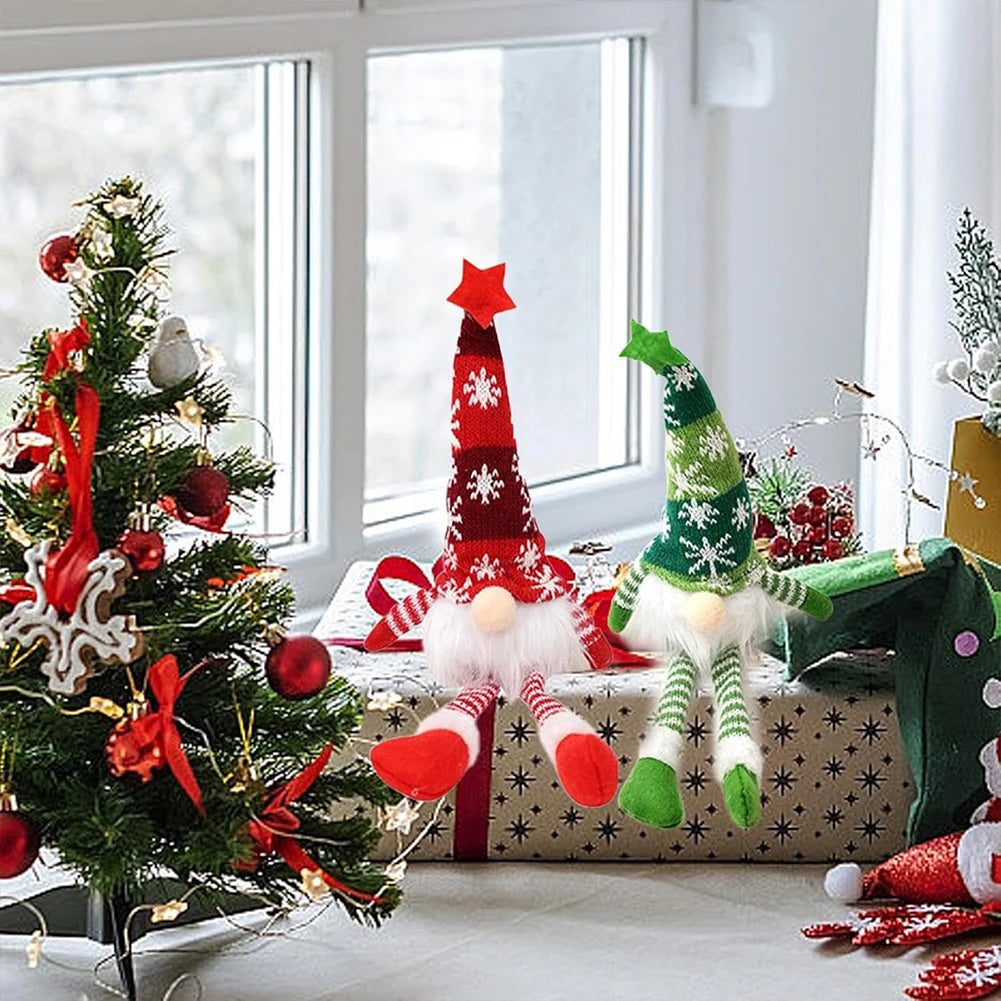 Détail des poupées gnomes en peluche sur fond festif