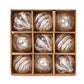 Ensemble de boules de Noël or rose sur fond blanc