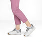 Chaussures de golf blanches en cuir sur fond blanc