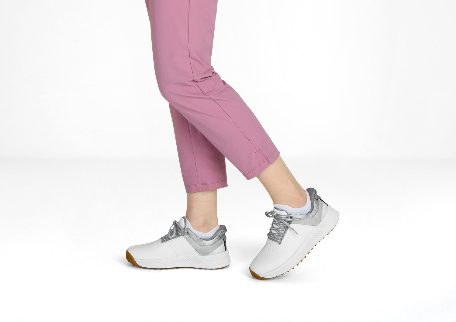 Chaussures de golf blanches en cuir sur fond blanc