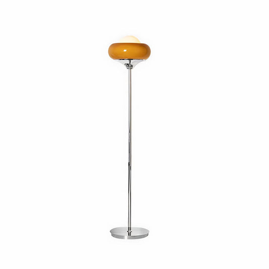 Lampe de sol positionnée près d'un canapé