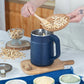 Moulin à grains avec grains entiers prêts à être moulus