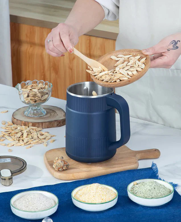 Moulin à grains avec grains entiers prêts à être moulus