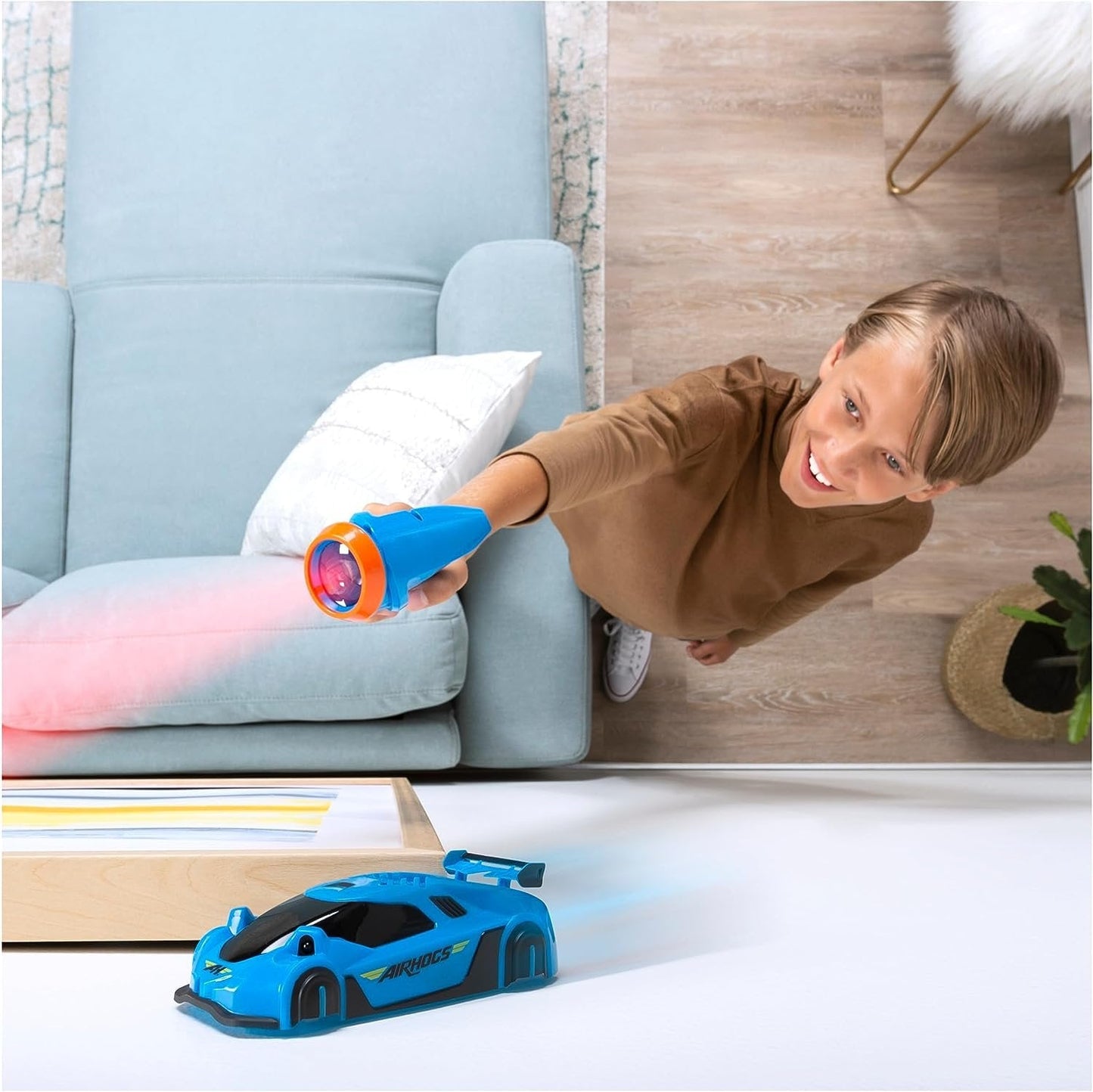 Voiture RC en pleine acrobatie sur un mur