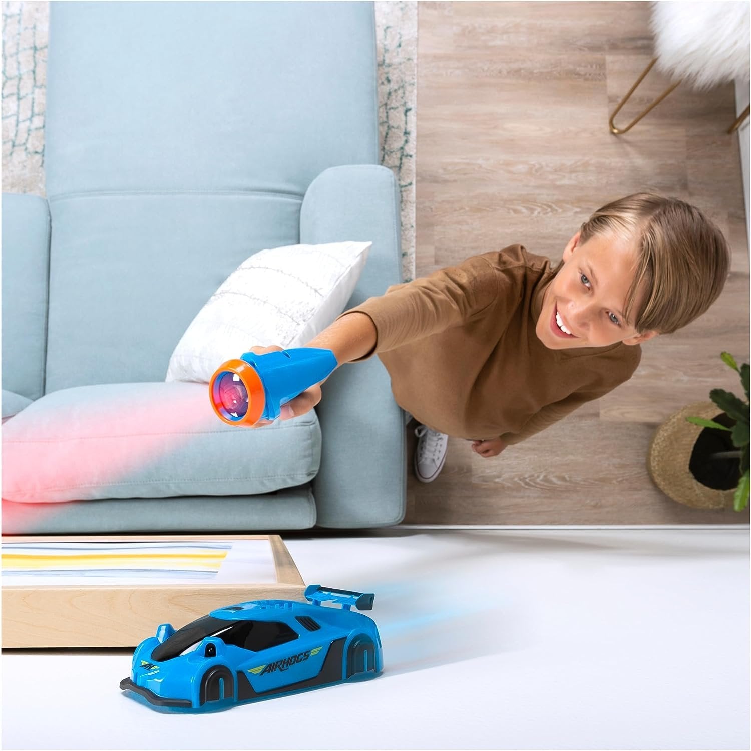 Voiture RC en pleine acrobatie sur un mur