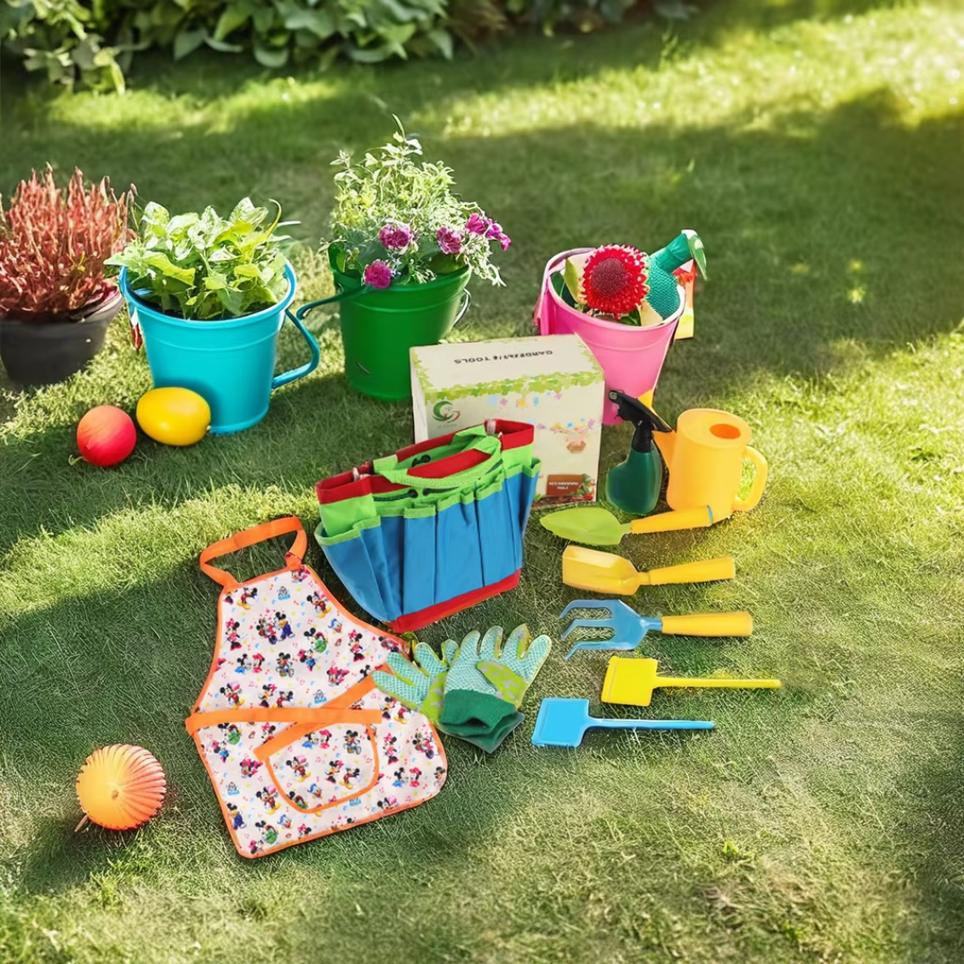 Pelle et râteau en plastique coloré adaptés aux petites mains