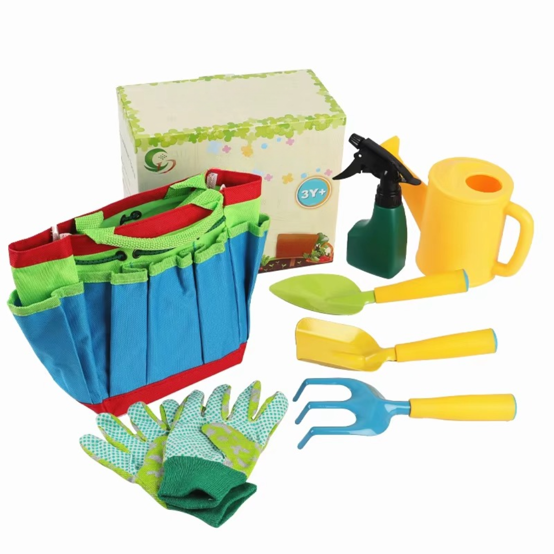 Outils de jardinage pour enfants posés sur un sol terreux