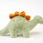 Vue latérale du Stegosaurus en peluche, montrant sa texture
