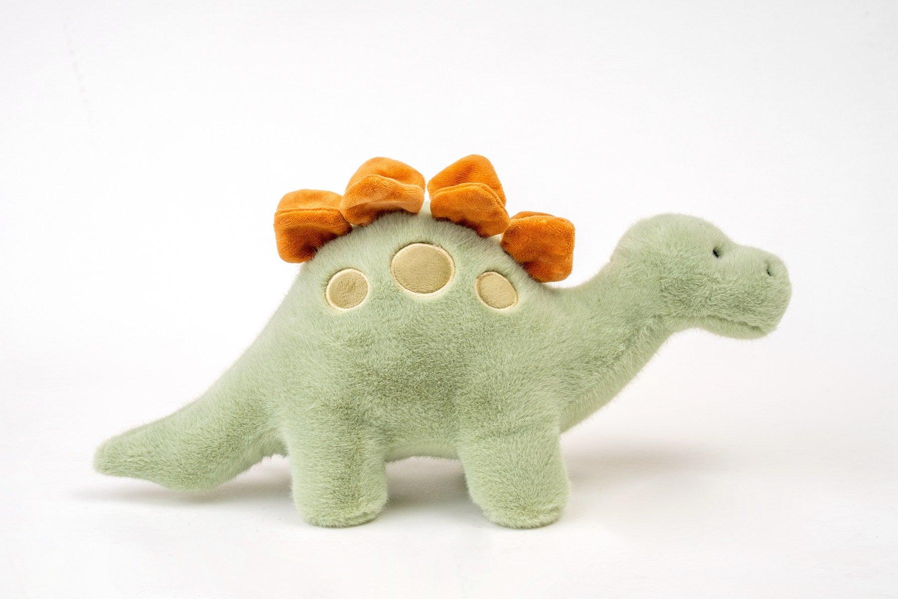Vue latérale du Stegosaurus en peluche, montrant sa texture