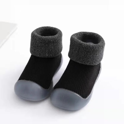 Ensemble de chaussettes colorées pour enfants sur fond blanc