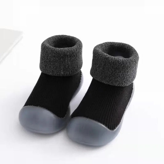 Ensemble de chaussettes colorées pour enfants sur fond blanc