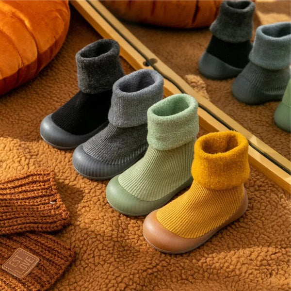 Chaussettes antidérapantes pour bébé sur sol en bois
