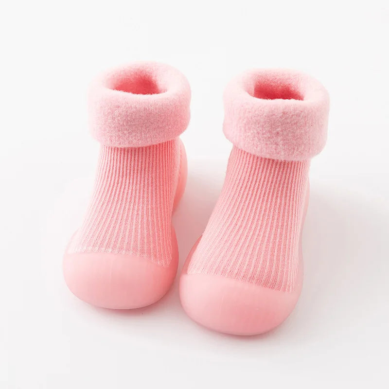 Vue de dessus des chaussettes pour tout-petits sur parquet