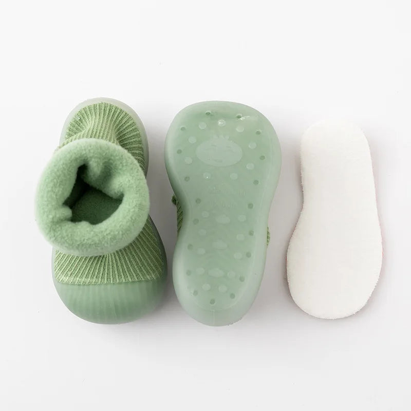 Chaussettes pour enfants avec motif coloré sur sol clair