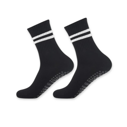 Chaussettes de yoga noires pliées, mettant en avant le talon renforcé