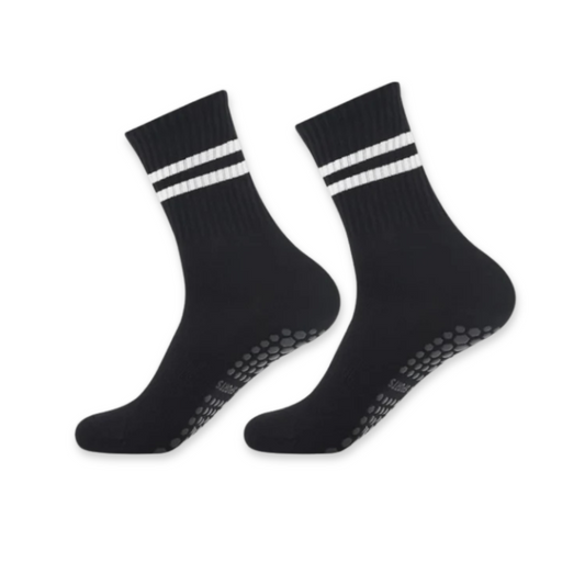 Chaussettes de yoga noires pliées, mettant en avant le talon renforcé
