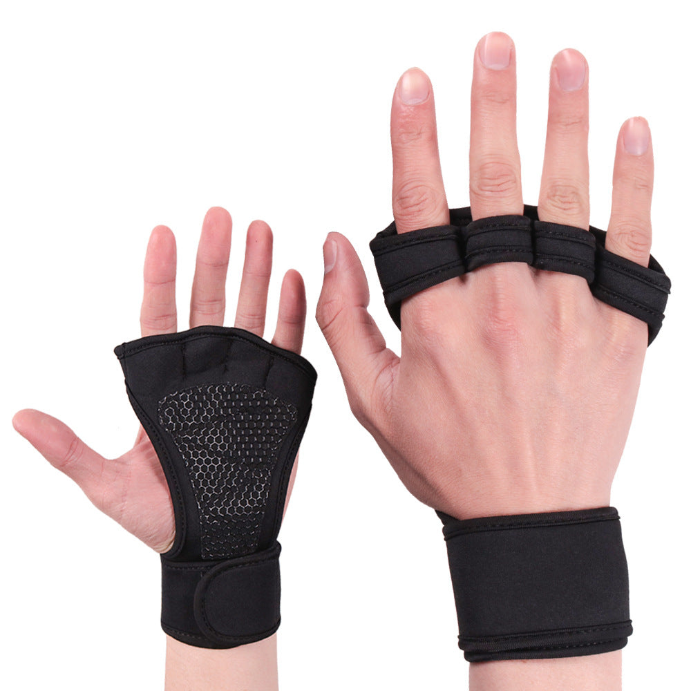 Gants de levage noirs sans doigts sur fond blanc