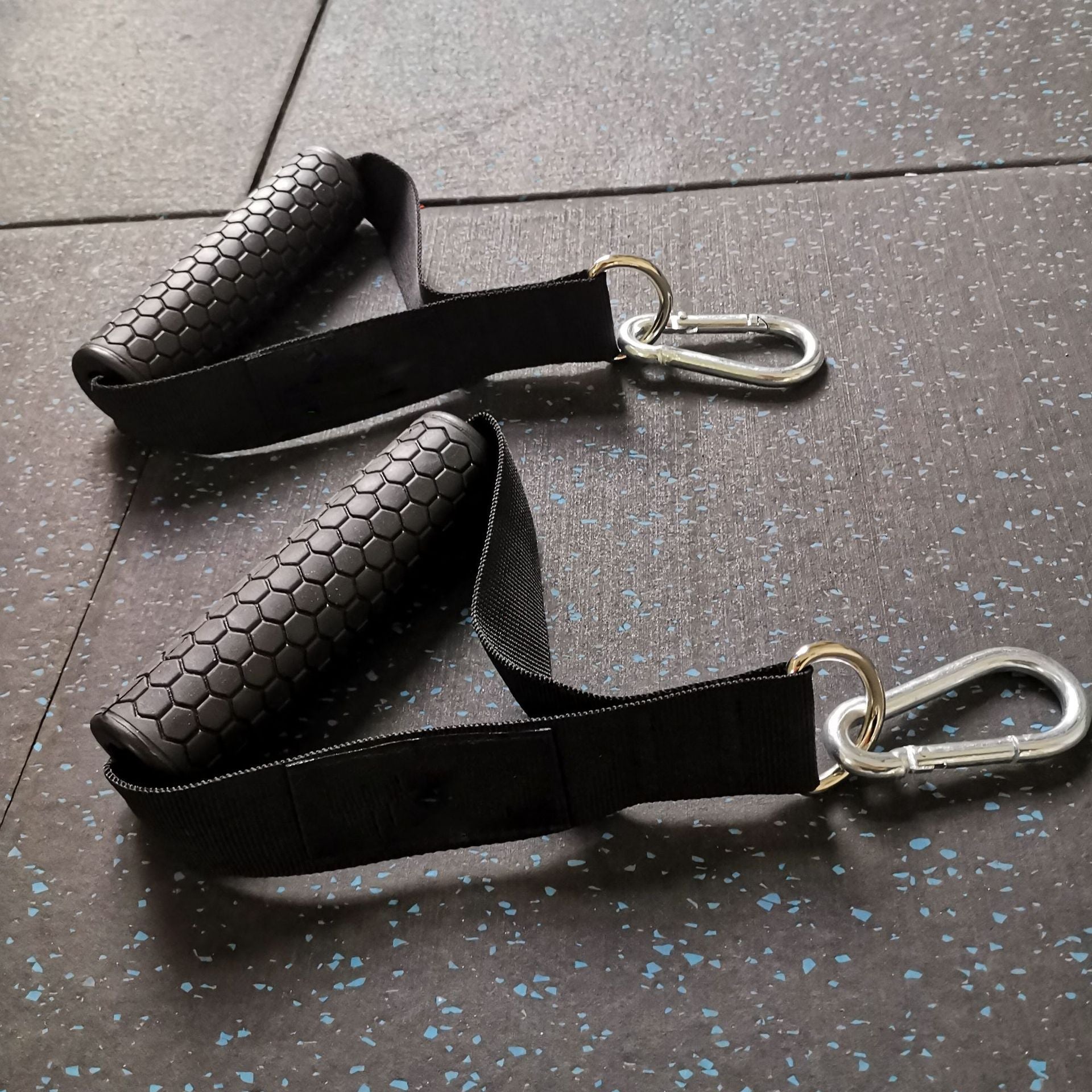 Gros plan sur texture antidérapante des poignées de câble