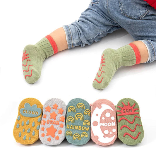 Enfant portant des chaussettes antidérapantes sur sol lisse