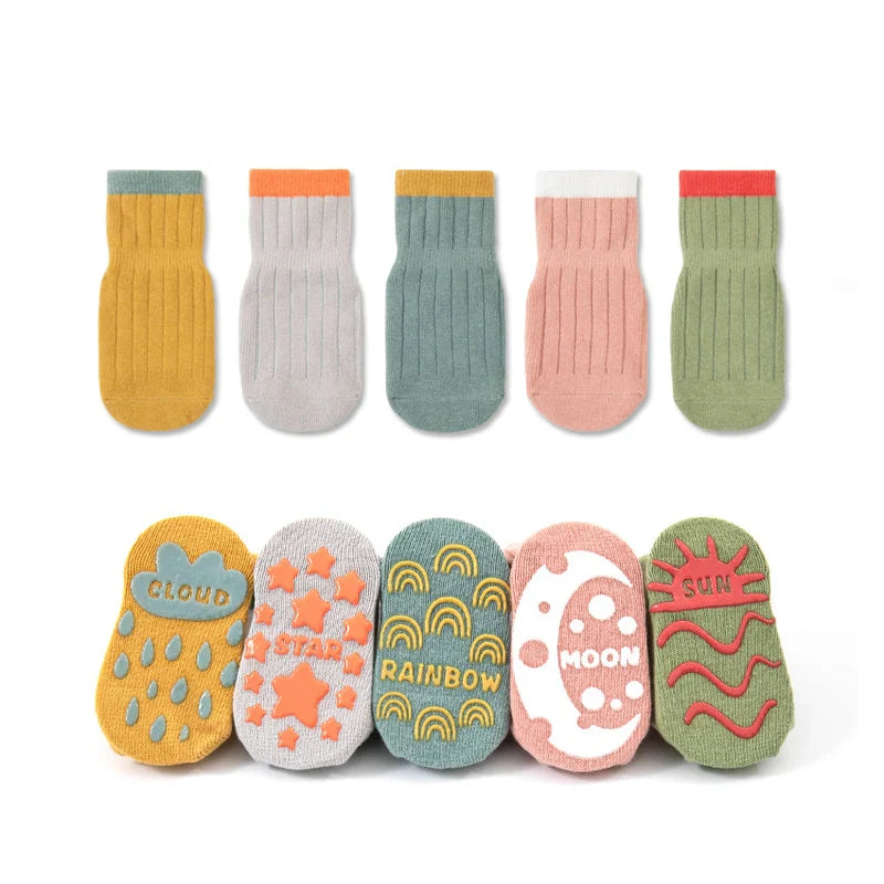 Chaussettes bébé antidérapantes sur sol en bois clair