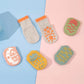 Gros plan sur semelle antidérapante de chaussettes pour enfants
