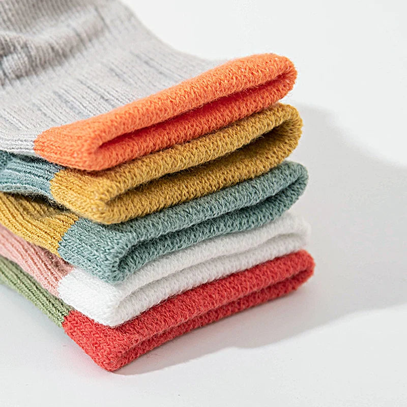 Chaussettes colorées pour bébés sur fond blanc