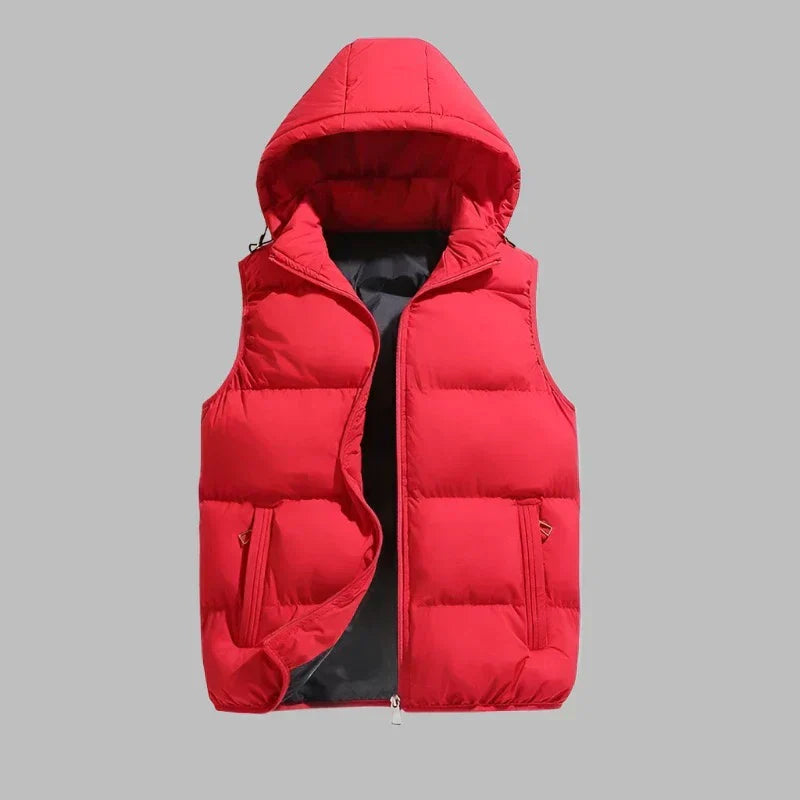 Homme portant le gilet matelassé, capuche relevée