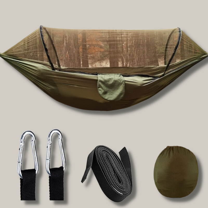 Hamac suspendu entre deux arbres, prêt à l'emploi