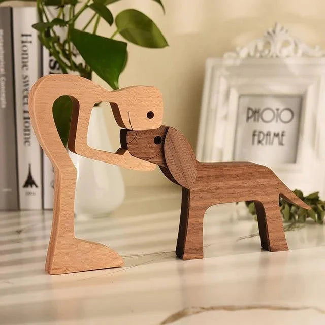 Figurine en bois sculptée représentant un chien assis
