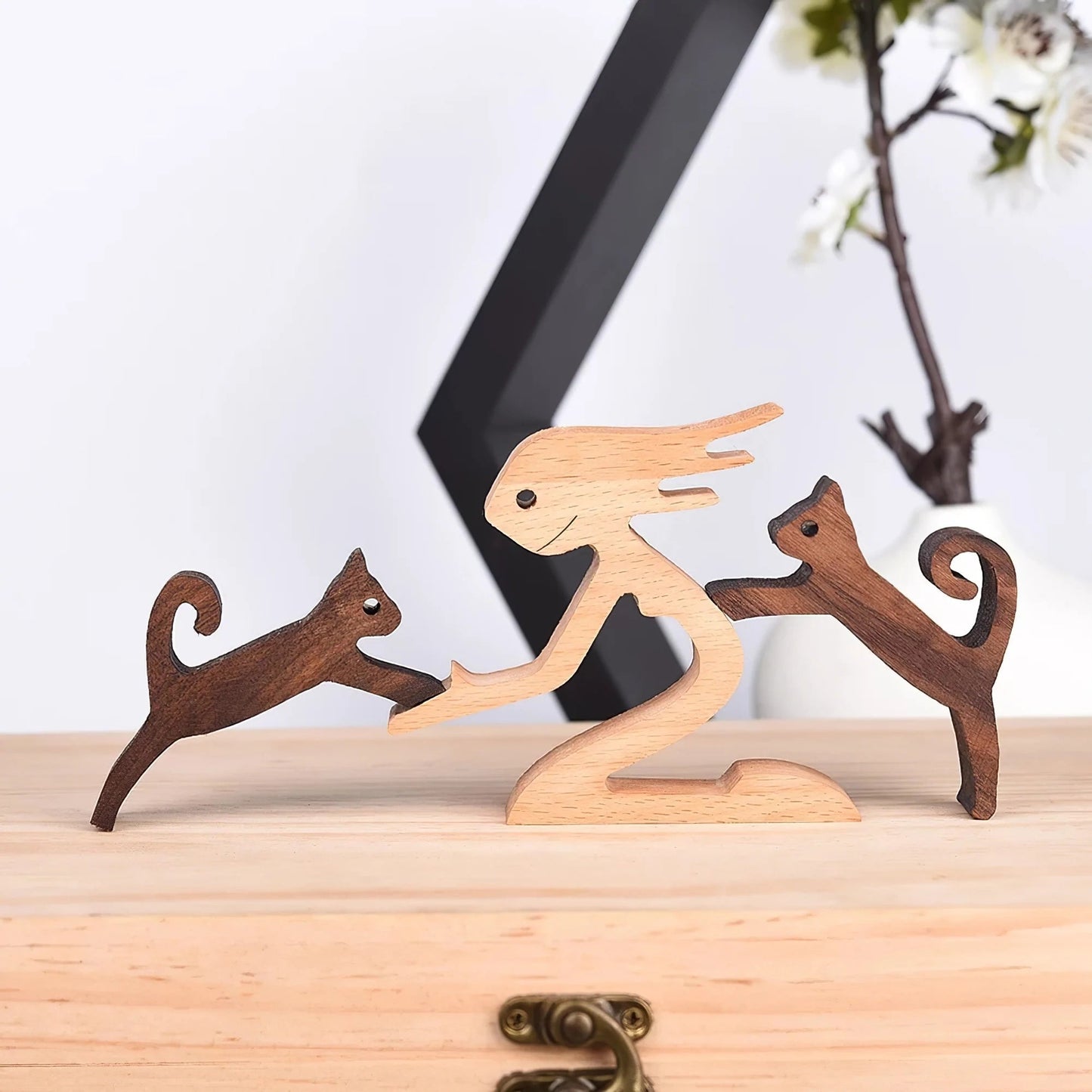 Sculpture en bois d'un lapin, vue de côté