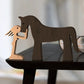 Figurine de chien en bois, posée sur une étagère