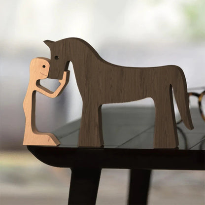 Chat en bois sculpté, posé sur une étagère