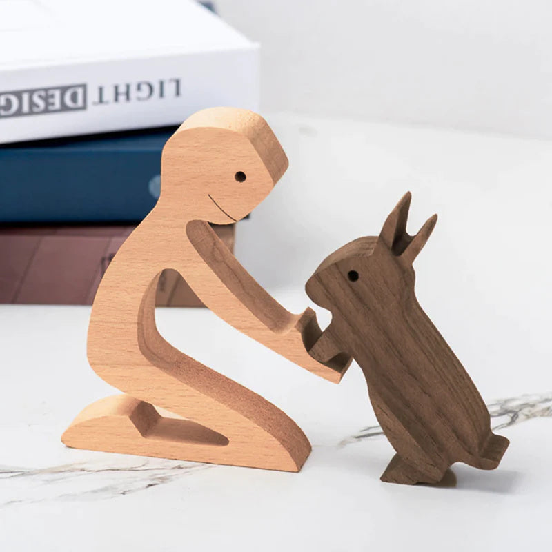 Collection de figurines animales en bois sur une table