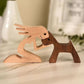 Lapin en bois sculpté, posé sur un meuble