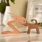Chat en bois, sculpture artisanale sur fond neutre