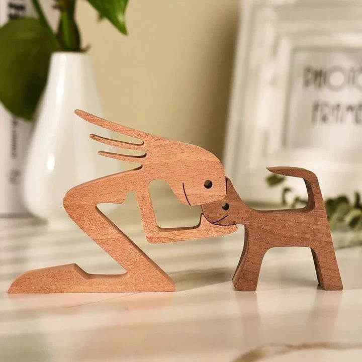 Chat en bois, sculpture artisanale sur fond neutre