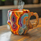 Vue rapprochée de la tasse, mettant en valeur l'aspect cristallin
