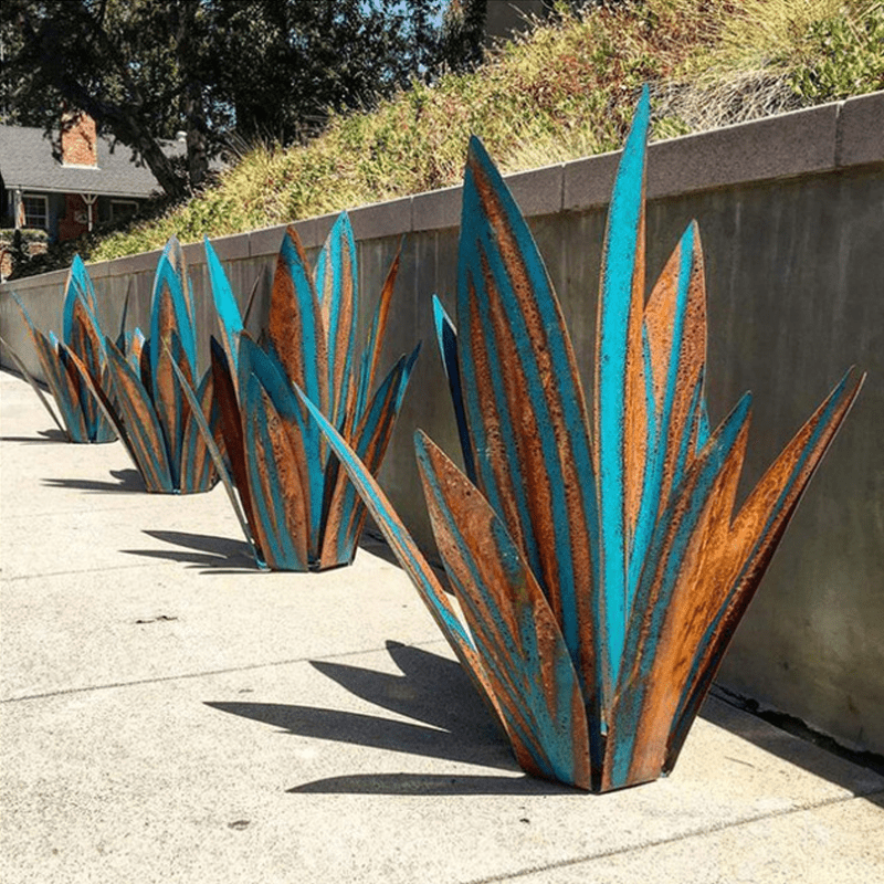 Lampe en agave installée dans un jardin enneigé