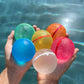 Ballons d'eau réutilisables colorés sur fond blanc