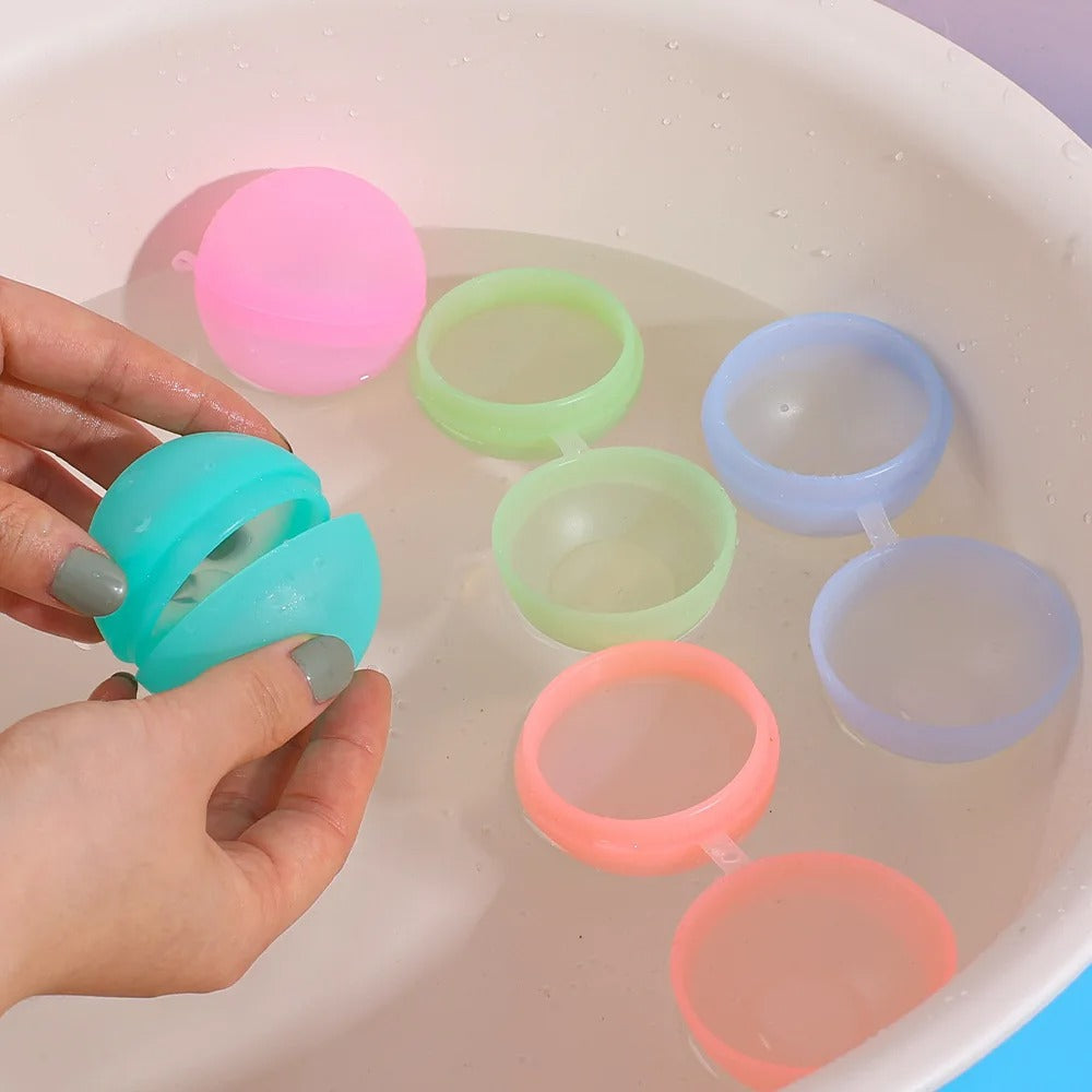 Enfants jouant avec des ballons d'eau réutilisables dans le jardin