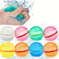 Ballons d'eau réutilisables flottant dans une piscine