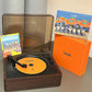 Lecteur CD avec écran LCD allumé et télécommande posée à côté